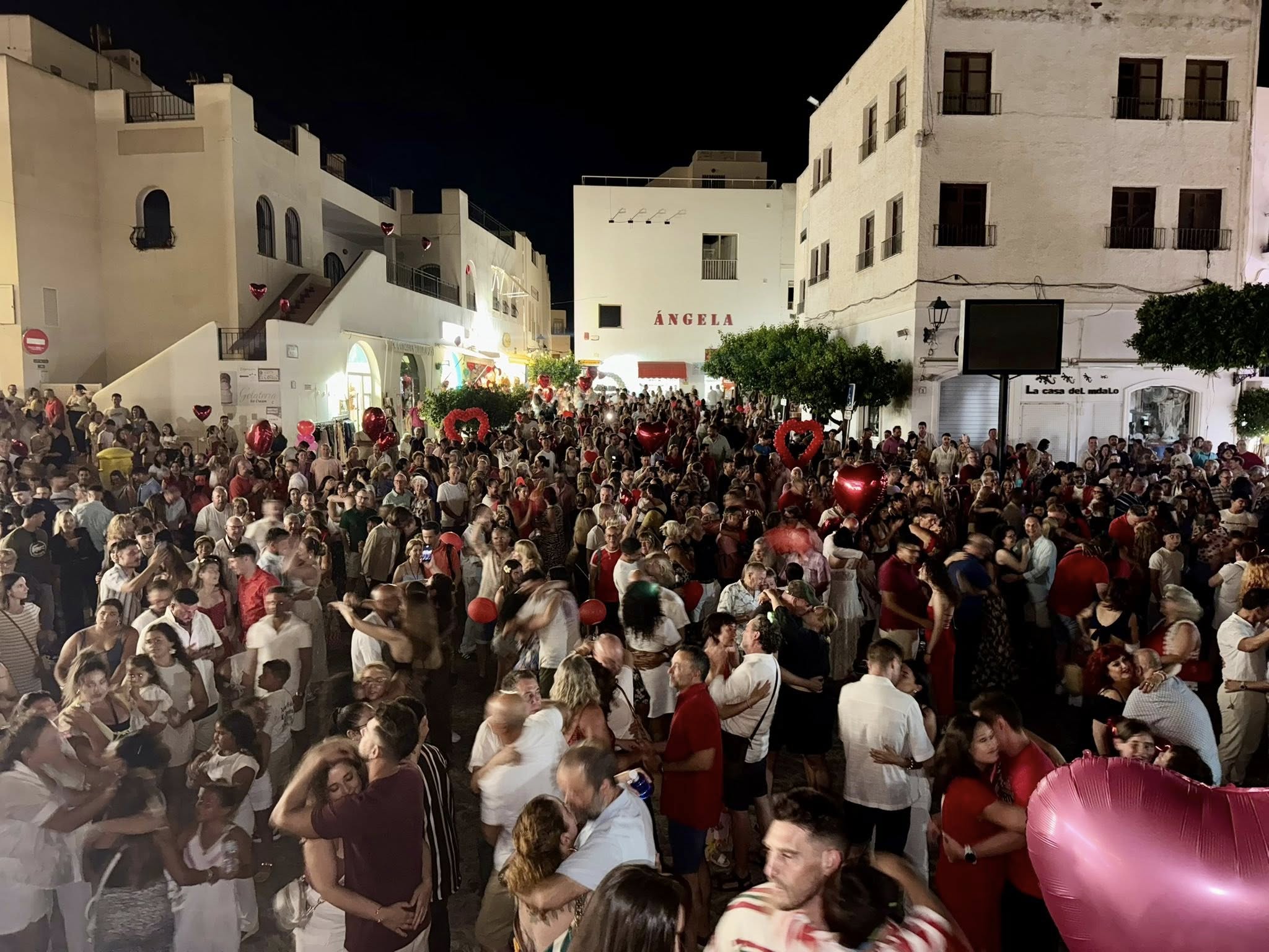 Last night Mojácar once again turned into the epicentre of romanticism with the celebration of the 9th edition of its Night of Romance, an event that brought together nearly 8,000 people on its streets decked out for the occasion